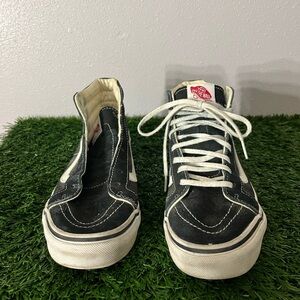 Black and White High-Top Sneakers Vans 6M 7.5W
